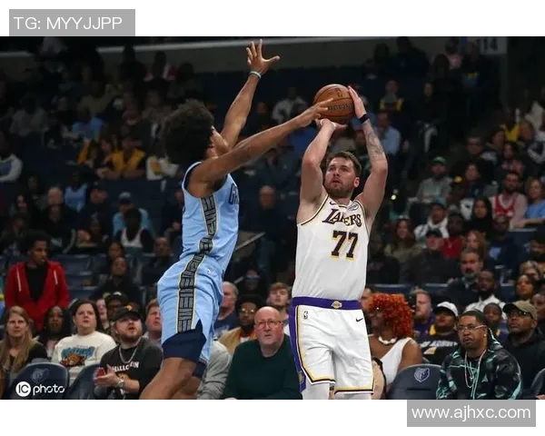 东契奇44+12+6里夫斯21+4+4 NBA杯湖人擒灰熊